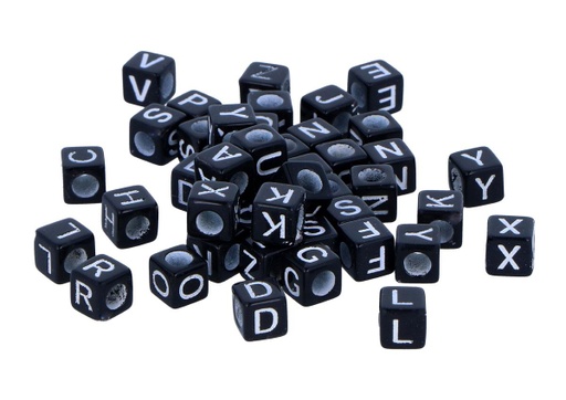 [99626] Cuentas Plástico Cubo Letras Negro 6 x 6 mm. (300 pzs.)